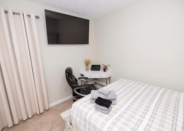 Quiet Stay Near Ft Liberty King Bed & Workspace