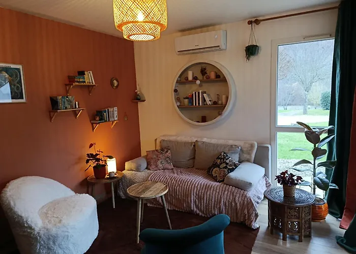 Maisonnette dans son écrin de verdure