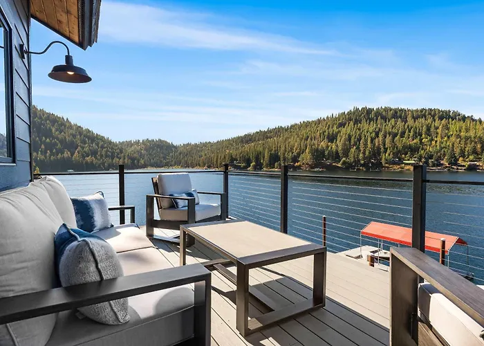 Luxury Waterfront Retreat Dock Views & Lake Days