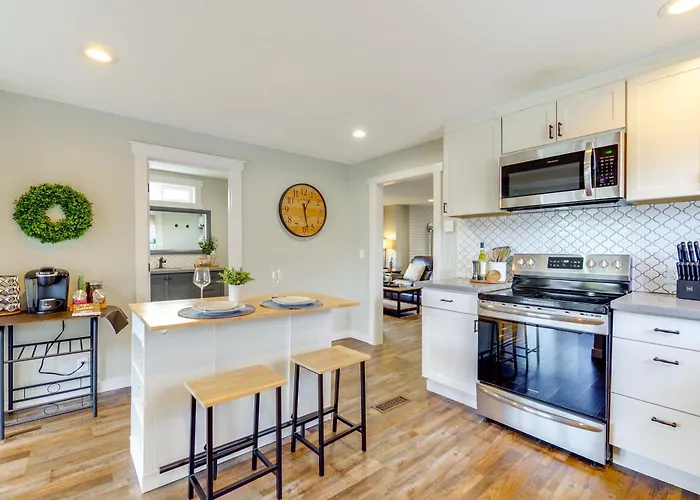 1 Mi To Historic Dtwn: Dog-Friendly Everett Home!