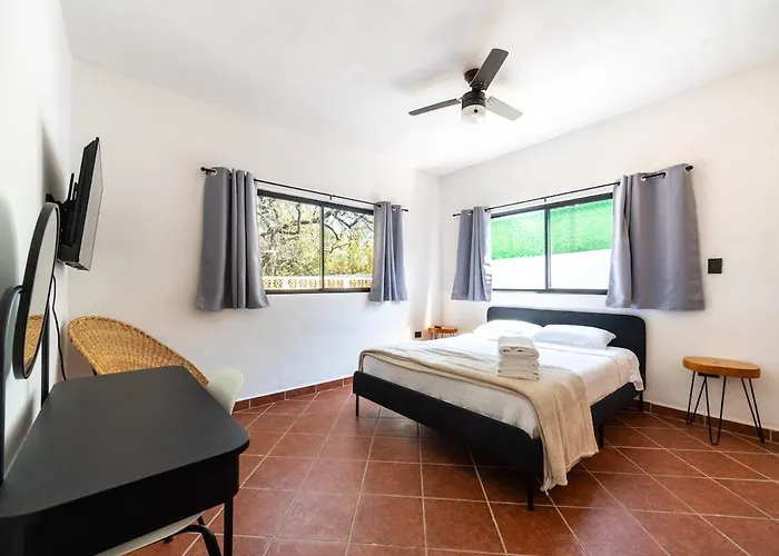 House With Heated Pool Parking & Wifi