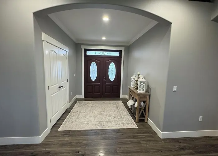Peaceful 4 Bedroom House Near Lake Access