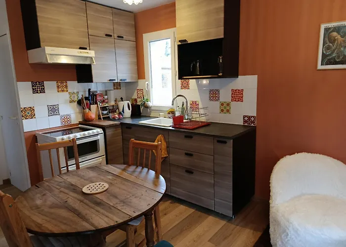 Maisonnette dans son écrin de verdure