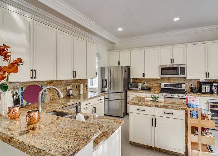 Great For Gatherings! Sleek & Relaxing Hialeah Gem