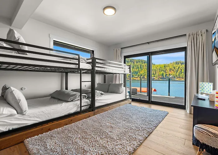 Luxury Waterfront Retreat Dock Views & Lake Days
