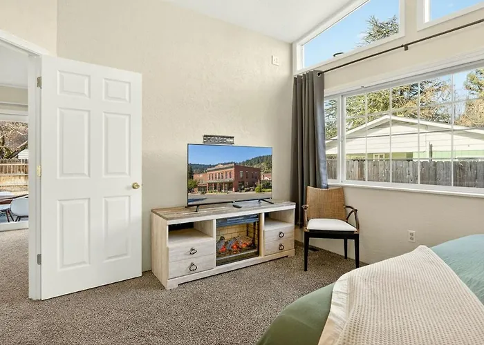 Jville Gem | Walk Downtown | Private & Quiet!