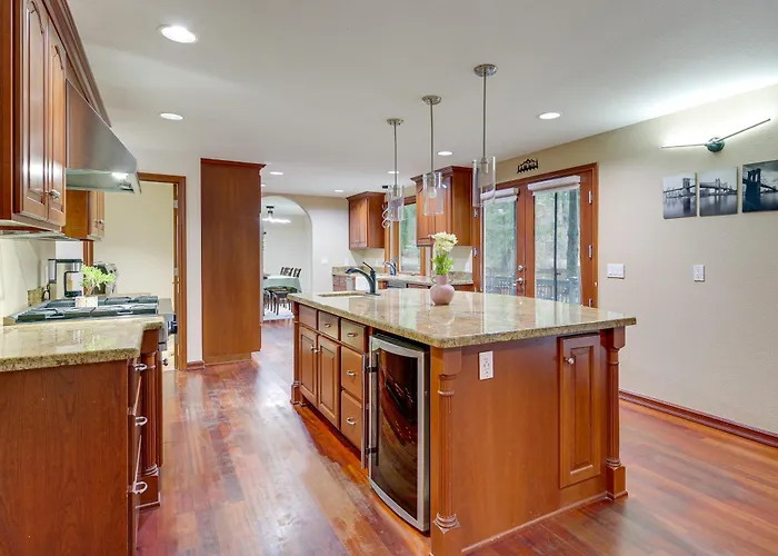 Lake-View Woodinville Retreat W/ Hot Tub + Theater