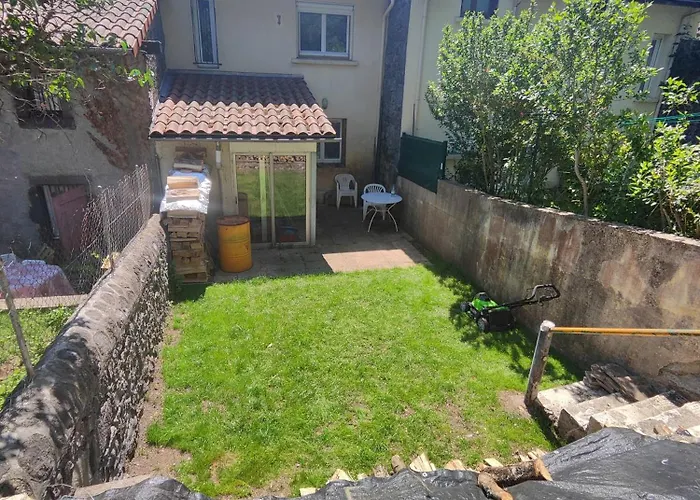 Maison A Orcines De 80M2 Pour 6 Personnes, 2 Chambres, Parking, Salon, Jardin, Veranda, Proche Vulcania, Puy De Dome, Centre Ville, Thermes Royat, Musee Miichelin