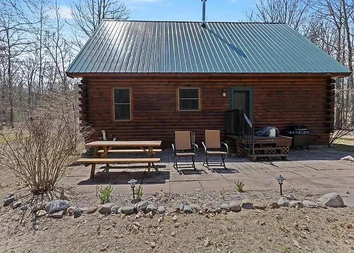 Cozy 3-Bedroom Retreat In Manistee