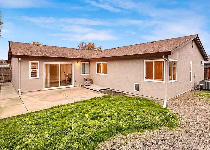 Spacious 4Br Family Home Free Parking, Fast Wifi, Near Galleria & Fountains