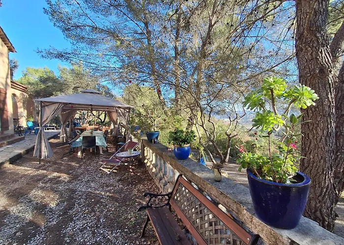 Les Ribas villa groupe, de 4 a 14 personnes, maison familiale, séjour nature, calme, Provence, Plaine des Maures, proche mer, Verdon, randonnée, terrain arboré, jeux enfants, pétanque, ping-pong, cuisine équipée, grande capacité, vacances en groupe