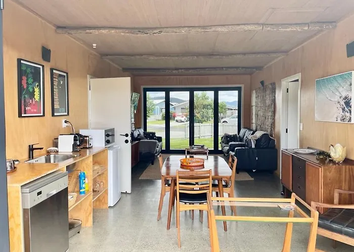 Beach Retro Style 2 Large Rooms And En-Suite