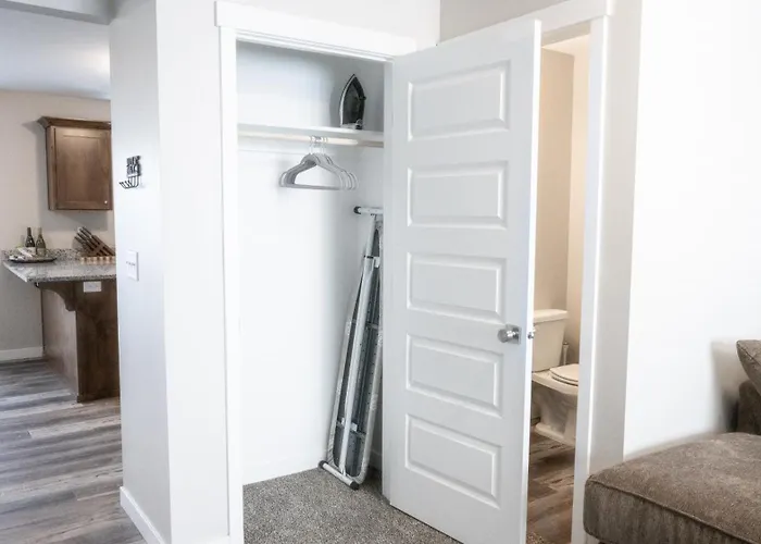 Luxurious Townhome Suites Near Airport #4