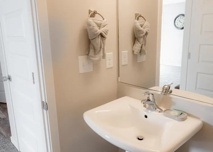 Luxurious Townhome Suites Near Airport #4