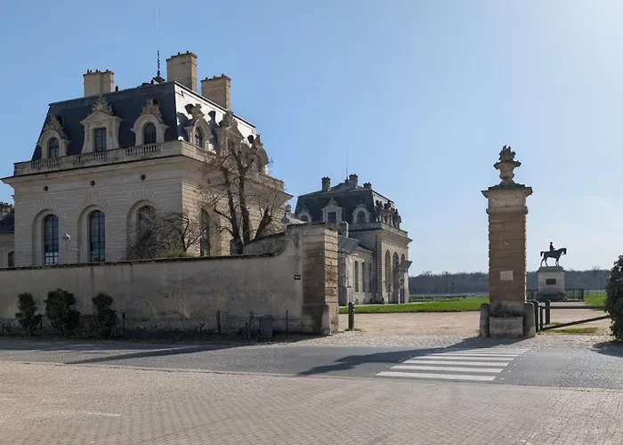 La loge Diane, à deux pas du château et son jardin à la française