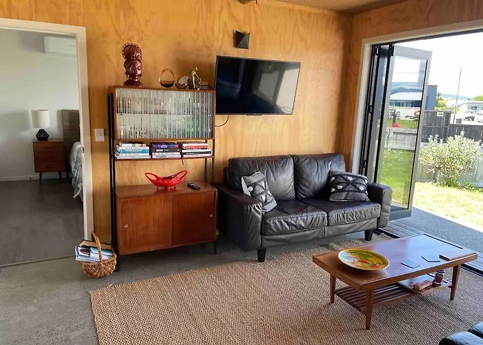 Beach Retro Style 2 Large Rooms And En-Suite