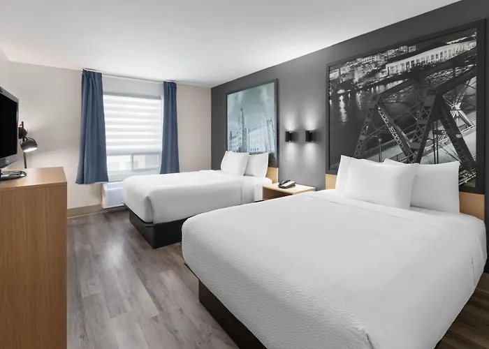 Hotel near College: Super 8 By Wyndham Quebec City