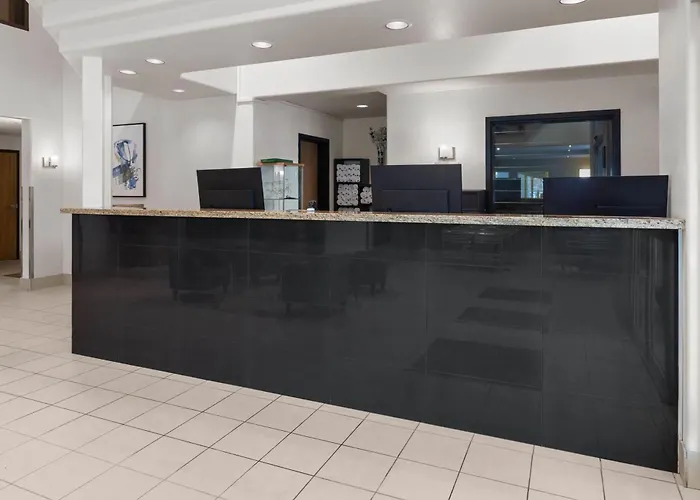 Hotel near College: Super 8 By Wyndham Quebec City