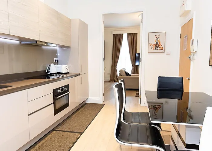 Hotel near College: Marylebone Village Apartments