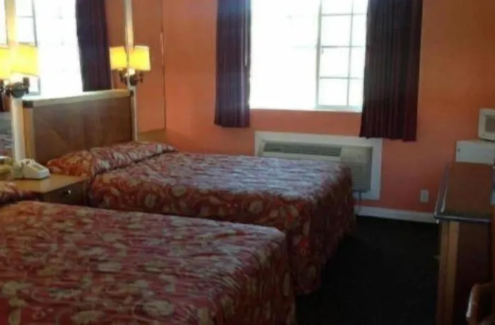 Pet Friendly hotel: Coast Motel