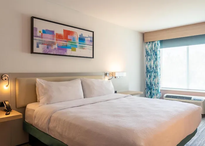 Hotel with pool: Hilton Garden Inn Portland Airport