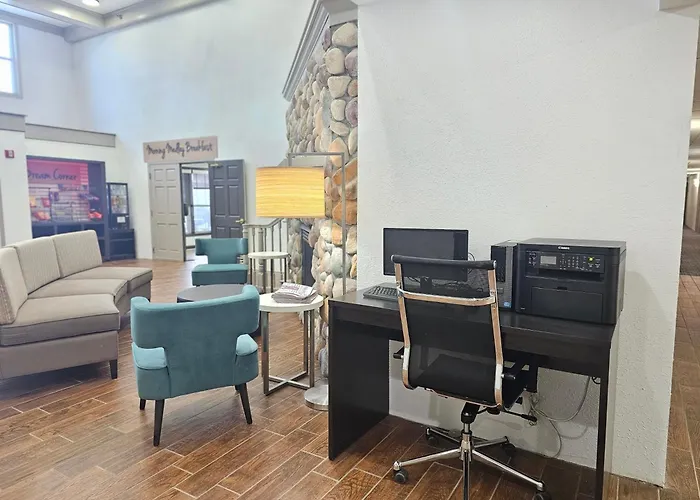 Hotel with pool: Sleep Inn & Suites Near Spirit Mountain