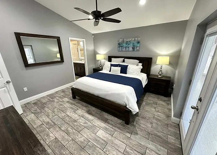 Mickey's Landing: Luxurious 4BR Disney Retreat with Pool & Game Room