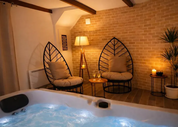Jacuzzi privatif dans maison de village au calme