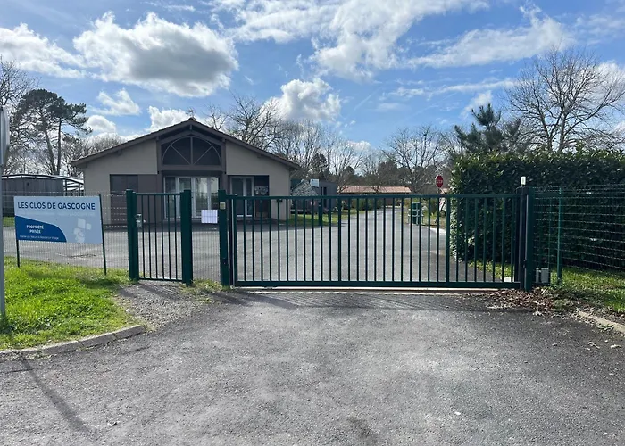 CHALET chaleureux tout confort dans domaine avec Piscine au cœur des Landes bord de Lac avec plage aménagée
