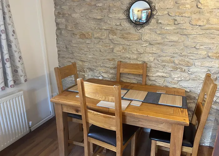 Tupenny Cottage, Old Mill Farm, Cotswold Water Park