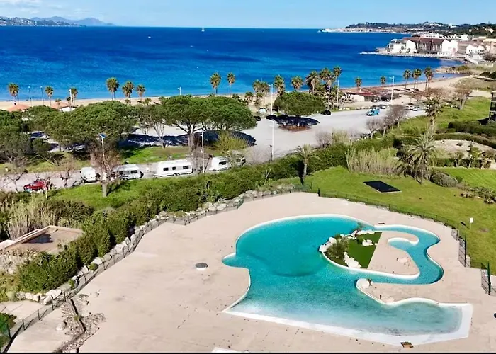 Proche St Tropez refait à neuf bord de plage et piscine