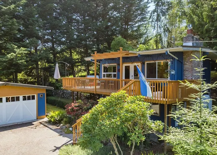 Mid-Century Beach Cabin By Avantstay