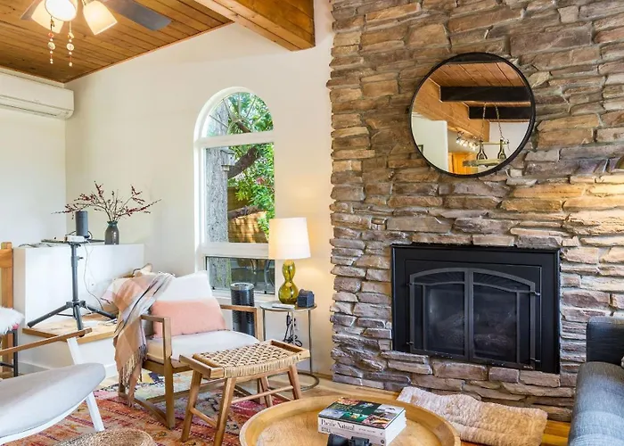 Mid-Century Beach Cabin By Avantstay