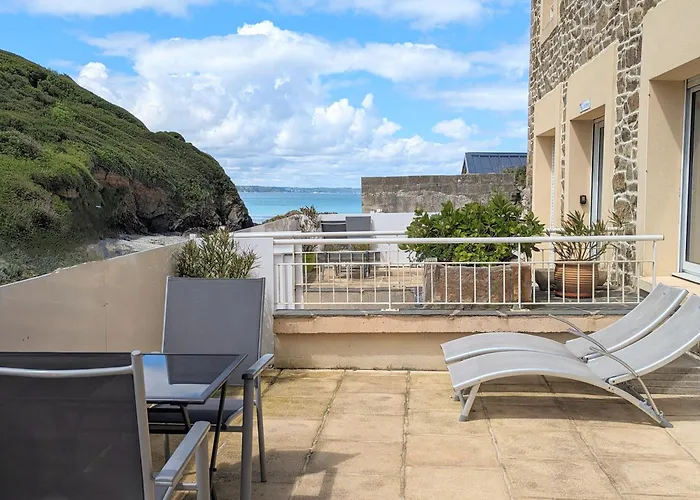 Appart' avec grande terrasse vue mer -50m plage et du sentier de randonnée