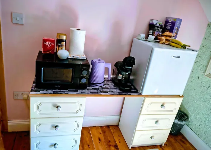 Comfy Bedroom And Private Bathroom On The Top Floor Of A Home Stay -10 Mins Walk To The Center - Off Street Parking