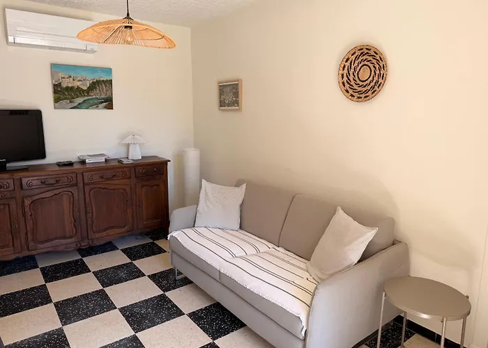 Estate With Pool On 2 Hectares In Balazuc