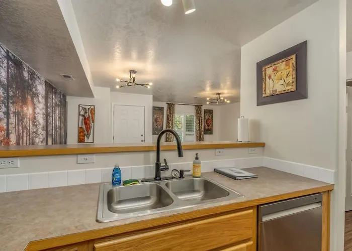 The Corbin Park Cozy Corner- Post Falls Modern Townhome