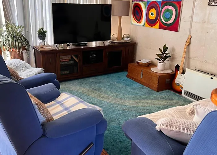 Red Emperor A Trendy, Modern Townhouse In The Heart Of Esperance