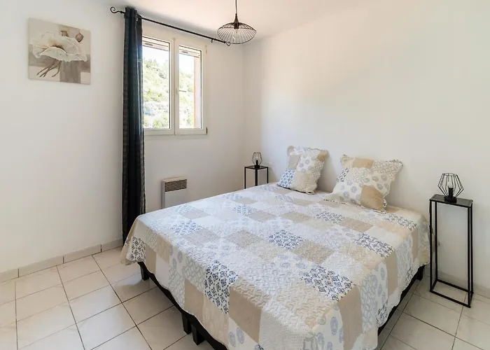 Minerve Holiday Home With Garden