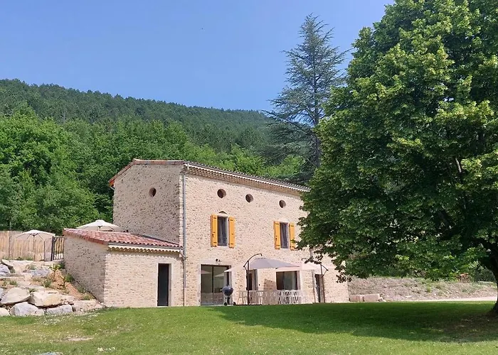 Gite LES PEYRIERES avec piscine