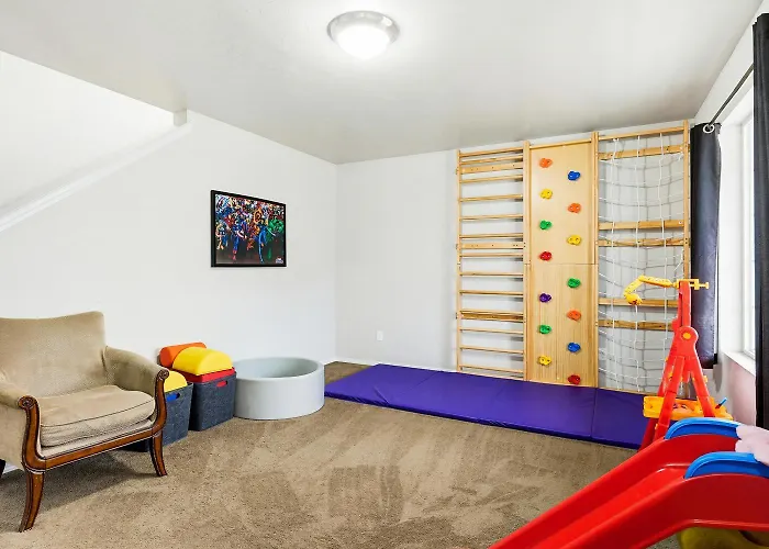5 Bedroom Family Fun Sleep 12 Climbing Wall & Games