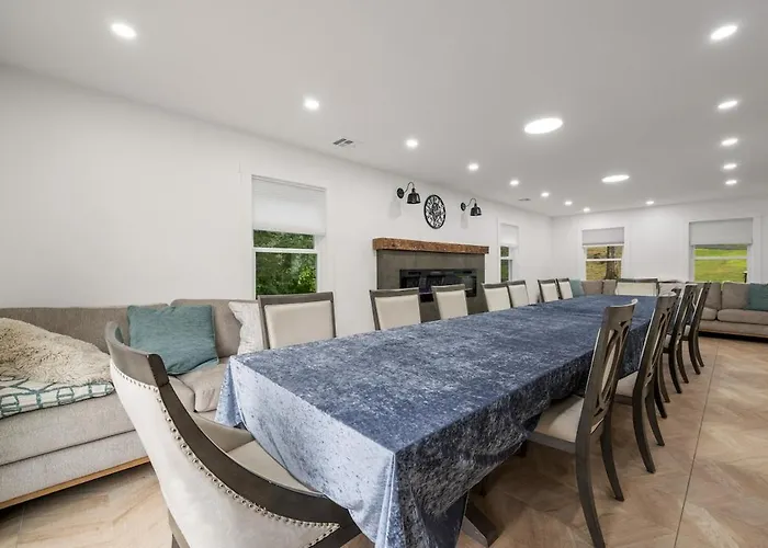 Spacious 8 Bedroom Family Summer Escape Large Pool