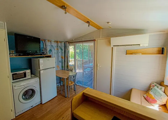 Mobil-home lumineux et climatisé avec piscine et jardin cadre paisible pour famille ou couple