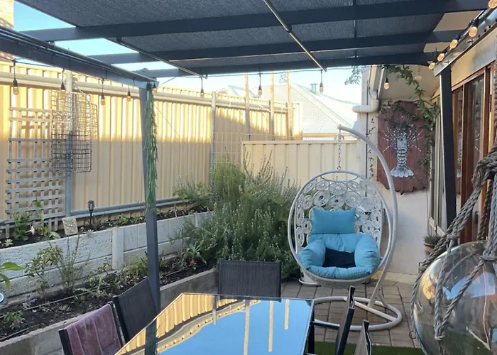 Red Emperor A Trendy, Modern Townhouse In The Heart Of Esperance