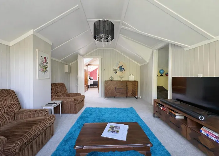 1920S Character Home & Private Garden Retreat