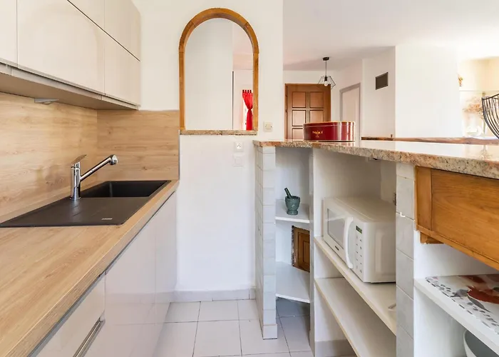 Minerve Holiday Home With Garden