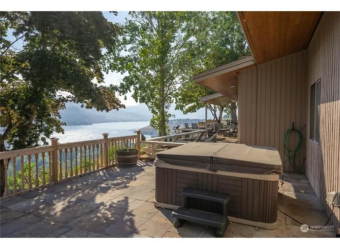 Sunny Retreat-Lake Views,Hottub,Bbq,Firepit,Ev