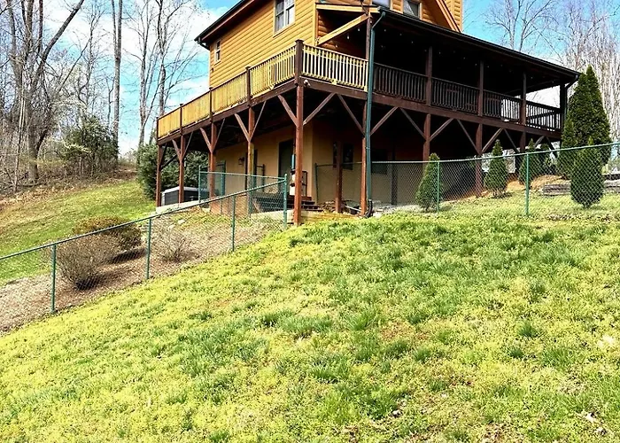 Fox Lake Cabin Retreat! Hot Tub, Games, Fire Pit, Sleeps 8