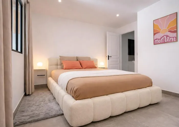 Le Sweet - By BEST KEYS - Suite Design avec Spa Privatif Balnéo - Centre-Ville - Lit Queen Size - Smart TV Netflix - Ambiance Romantique - WiFi Fibre - Check-in Autonome