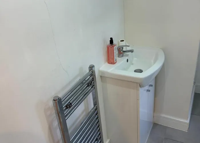 Epsom High Street Apartment 6